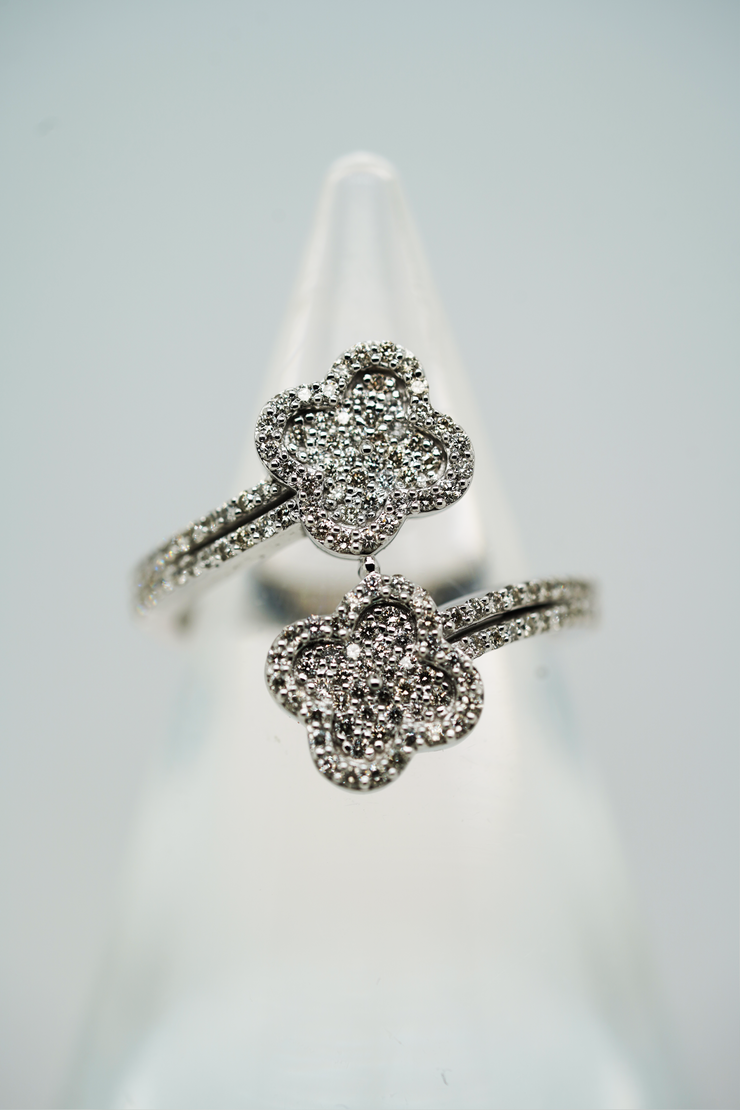 Ladies Overlaping Clover Ring